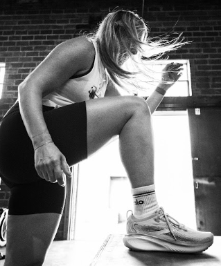 Patient working with a provider at a CrossFit and performance physical therapy clinic in Dallas, TX during a return-to-sport exercise progression